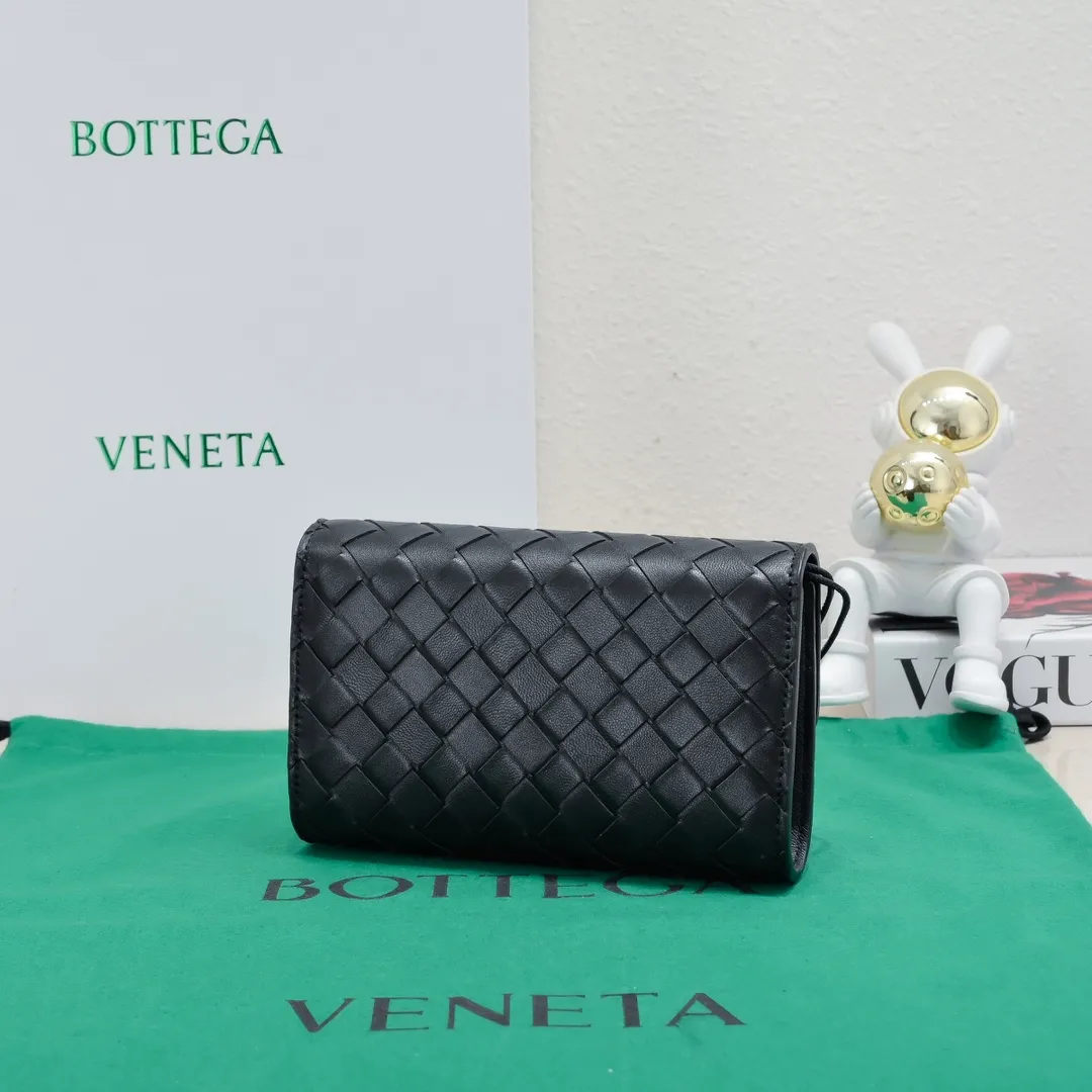 Batch 1160 BV Andiamo clutch wallet is super high-end🤎🤎How come the long clutch bag is so exquisite~ The braided style bag surface paired with all-copper hardware is really warm and high-end. The bag body is super light and can be grabbed easily! It can store a lot of small items and large mobile phones ~ very practical for daily use. Style number: 1504 Size: 19*11.5*3